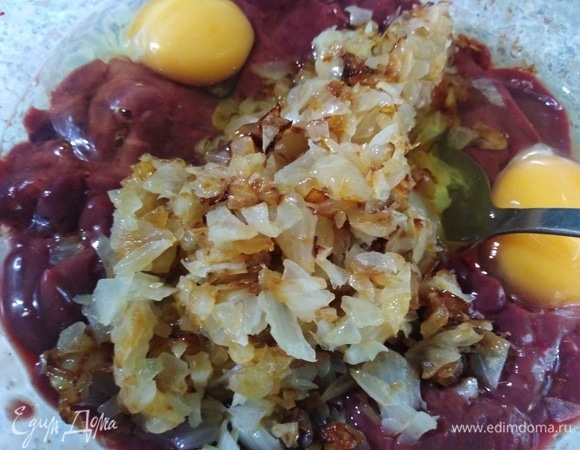 Взбейте яйца и добавьте остывший лук. Затем снова все перемешайте.