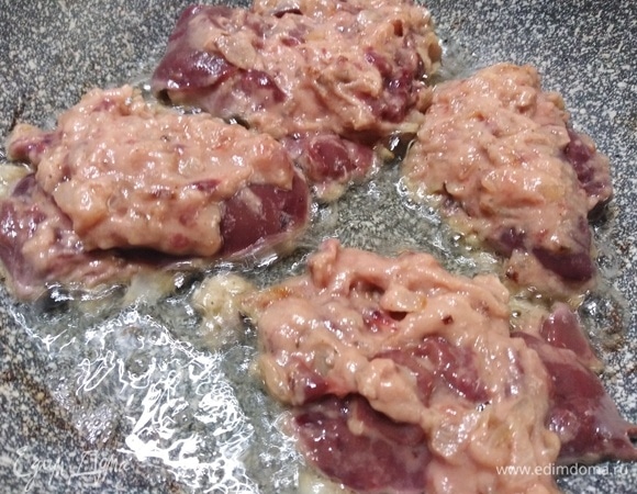 Массу перемешайте и выложите ложкой в сковороду с растительным маслом.