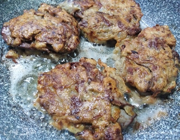 Жарьте на умеренном огне с двух сторон по 5–7 минут на каждую. 