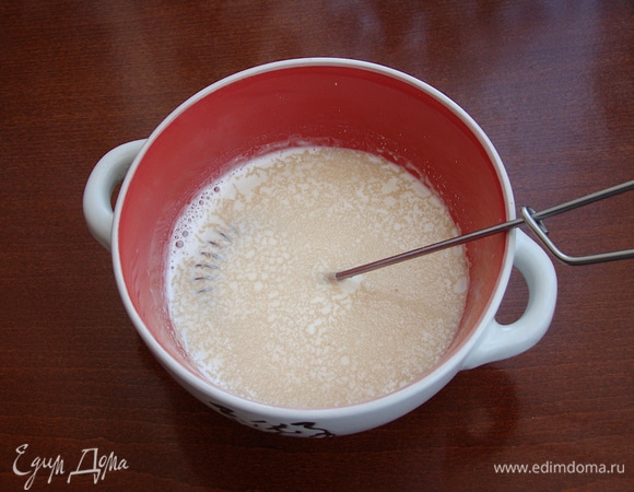 В теплом, но не горячем молоке размешайте сухие дрожжи, половину сахара и 2 ст. л. муки из общего количества. Поставьте смесь в теплое место для активации дрожжей.