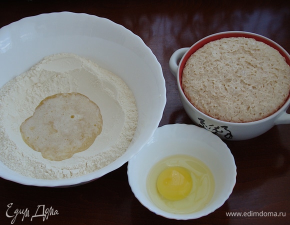 В миске просейте муку, добавьте остальную часть сахара к ней, а также щепотку соли и ванилина. Затем влейте растопленное сливочное масло, добавьте куриное яйцо и подошедшую дрожжевую смесь. Замесите тесто.