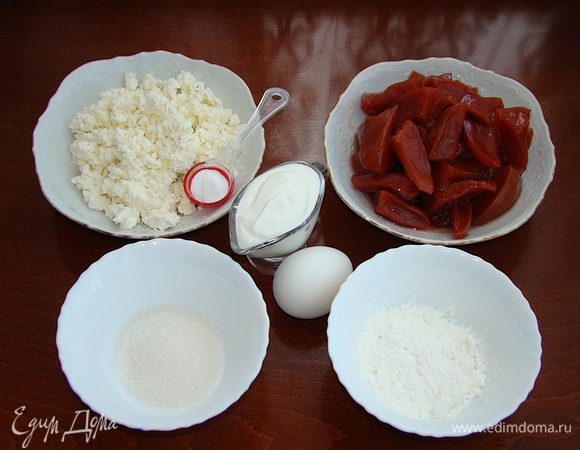 Теперь приготовим начинку для нашей ватрушки. Для этого соберите все необходимые ингредиенты (вместо айвового варенья можно взять любое, которое вам нравится). 