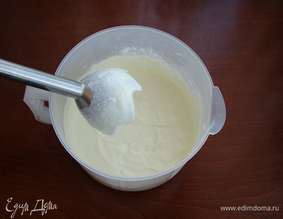 Смешайте в миске творог, куриное яйцо, сахар, 2 ст. л. кукурузного крахмала, щепотку ванилина и сметану. Всю массу пробейте погружным блендером.