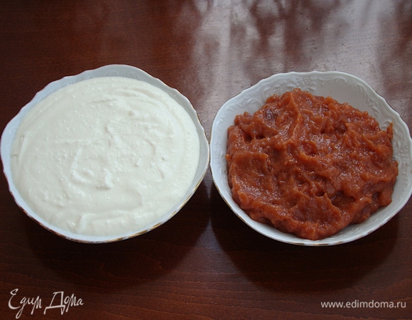 Айвовое варенье также пробейте блендером или измельчите ножом. Если варенье получается жидким, добавьте 1 ст. л. кукурузного крахмала. Две начинки готовы.