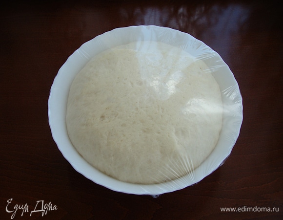 Когда тесто подошло, можно приступать к формированию ватрушки.