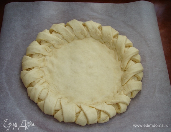 Таким образом, чередуя влево-вправо, заплетаем весь бортик ватрушки.