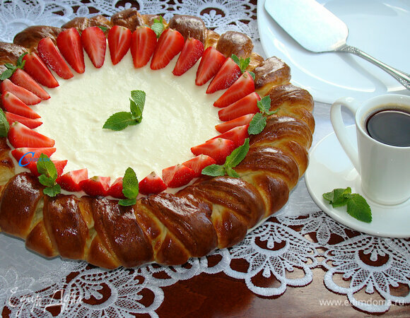 Ватрушку остудите до комнатной температуры и украсьте по своему вкусу. Теперь можно подавать на стол. Приятного аппетита!