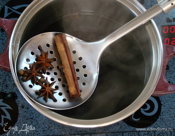 Затем специи уберите шумовкой.