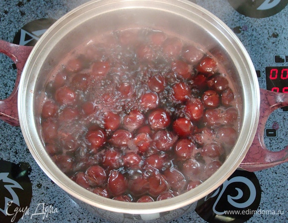 В кастрюлю с вином добавьте вишню, сахар и соль (неполную ч. л.). Доведите до кипения и на медленном огне проварите 5–10 минут. Если вишня замороженная, варите 5 минут, если свежая — 10.