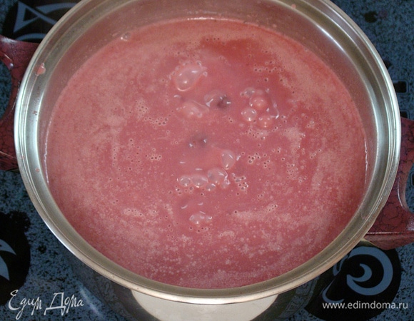 Влейте сливки, непрерывно помешивая суп. Доведите до кипения и оставьте на огне еще на 5 минут. За это время суп слегка загустеет. Готовое блюдо снимите с плиты.