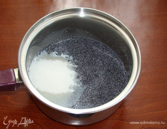 В сотейнике смешайте мак, молоко и сахар. Смесь доведите до кипения и на среднем огне проварите в течение 5–7 минут. За это время молоко должно полностью выпариться.