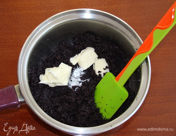 Затем снимите сотейник с огня, добавьте к маковой смеси сливочное масло комнатной температуры, а также щепотку ванилина. Все перемешайте и оставьте на столе до полного остывания, накрыв емкость крышкой.