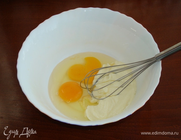 Затем добавьте яйца и все перемешайте. 