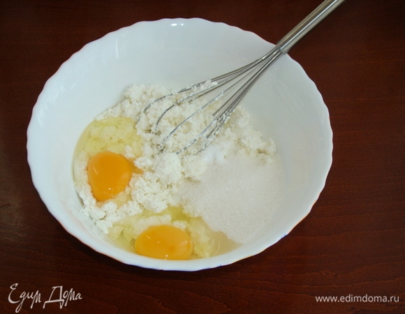 Пока тесто отдыхает, подготовим творожную начинку. Для этого в миске смешайте все необходимые ингредиенты и при желании пробейте их блендером.