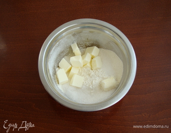 Для штрейзеля смешайте все необходимые ингредиенты в миске.