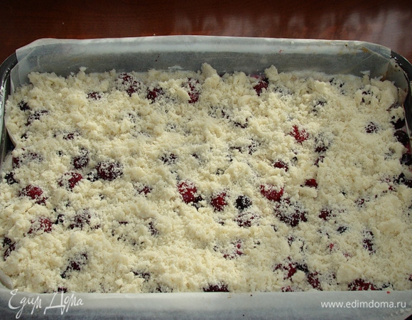 На маковую начинку выложите творожную. Сверху на творожный слой распределите ягодное ассорти и все присыпьте штрейзелем. Выпекайте в разогретой до 180°C духовке примерно 50 минут. 