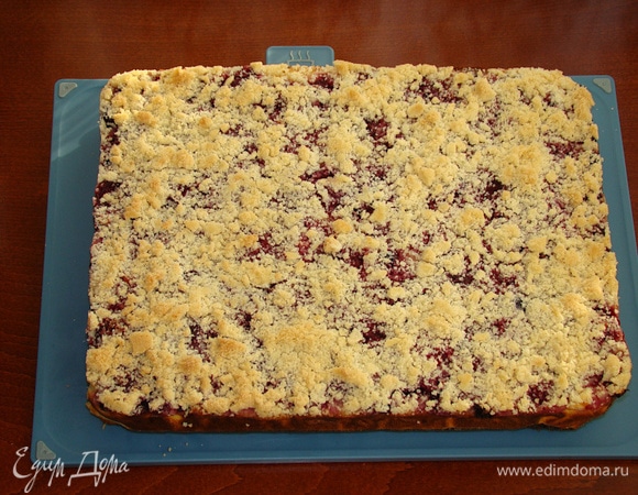 Готовый пирог остудите до комнатной температуры, затем поставьте в холодильник на 2 часа.