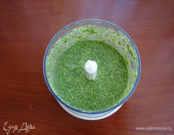 В блендере измельчите до однородной кашицы: шпинат, куриные яйца, чеснок и творог.