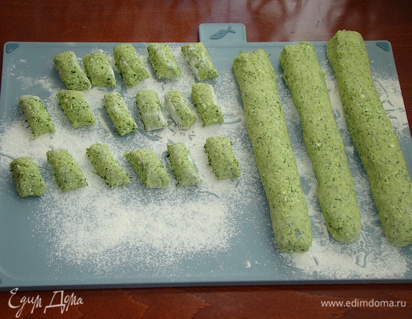 Тесто получается липким, поэтому при работе с ним необходимо посыпать рабочий стол мукой. Затем из теста скатайте колбаски толщиной примерно 3 см и нарежьте их на небольшие кусочки. Отправьте вареники в подсоленную воду буквально на 5 минут.