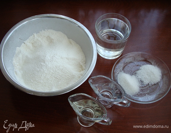 В первую очередь приготовим заварное тесто. Для этого подготовьте все необходимые ингредиенты.