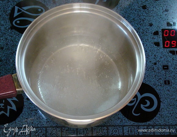 В сотейнике доведите до кипения воду, соль и сахар.