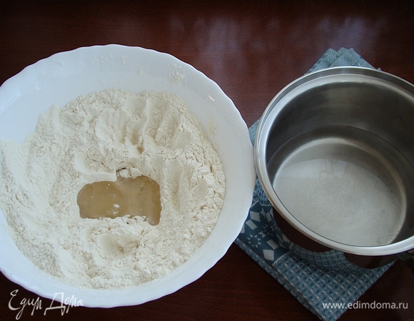 В миску просейте муку, влейте растительное масло, горячую воду с солью и сахаром. После этого добавьте водку и замесите тесто.