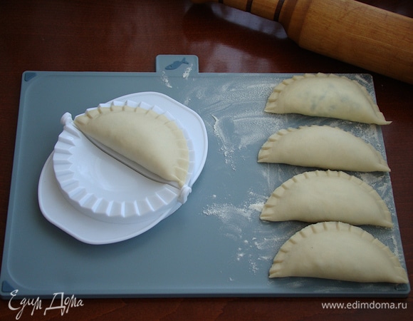 Тонко раскатайте тесто, добавьте пряную начинку и сформируйте чебурек. Обжарьте на растительном масле с двух сторон до румяного цвета. Готовые чебуреки выложите на бумажное полотенце, чтобы удалить излишки масла.