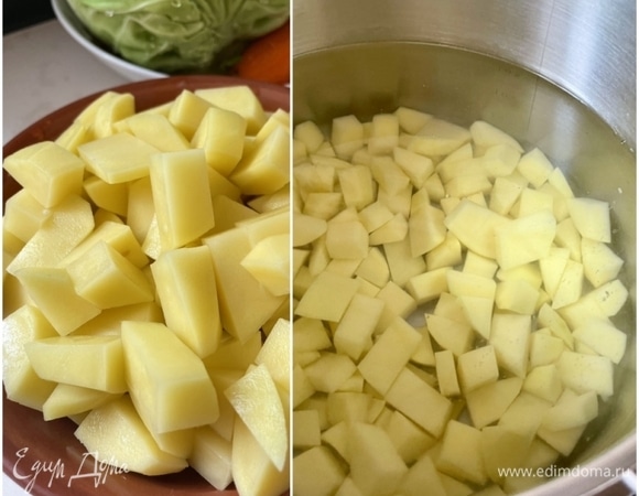 В первую очередь варим картофельный бульон. Для этого почистите и нарежьте пять средних картофелин — так, чтобы кусочки помещались в ложку. Залейте картофель водой. Затем поставьте кастрюлю на плиту. Сначала на сильный огонь. Как только вода закипит, сбавьте его до минимума. 