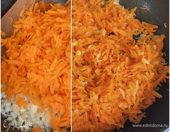 Одну большую морковь натрите на крупной терке и добавьте ее к луку. Аккуратно все перемешайте. 