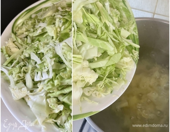 Нашинкуйте средний кочан молодой капусты и высыпьте ее в картофельный бульон. Продолжайте держать кастрюлю на маленьком огне и не допускайте сильного кипения. 