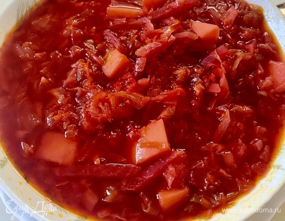 Добавьте соль и сахар по вкусу, а затем дайте борщу покипеть минут пять. В этот момент можно измельчить зелень и подать ее к столу. Ешьте суп как в горячем, так и в холодном виде. 