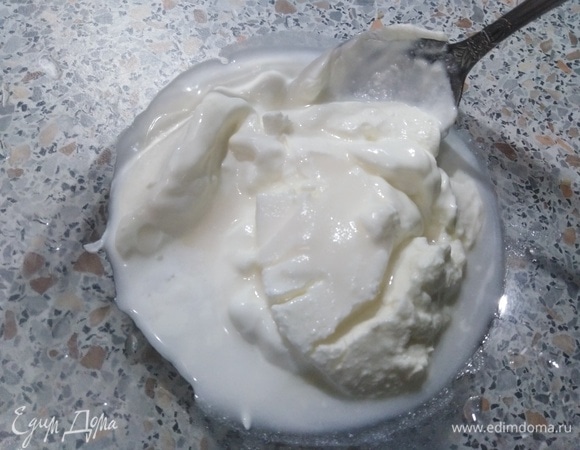 Сметану соедините с разрыхлителем или гашеной содой. Все перемешайте. 