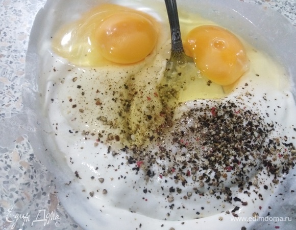 Взбейте яйца, добавьте соль и свежемолотый перец.