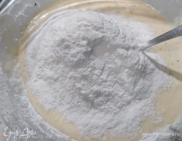 В смесь добавьте рисовую муку. Тесто перемешайте до однородности.