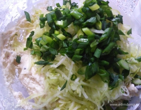 Кабачок натрите на мелкой терке, отожмите сок и добавьте овощ в тесто вместе с зеленым луком.