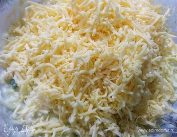 На мелкой терке также натрите сыр и соедините его с общей массой. Все хорошо перемешайте.