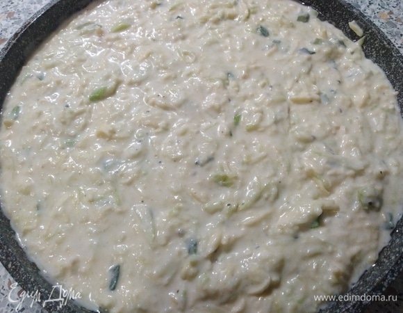 Сковороду или форму диаметром 20 см смажьте растительным маслом. Выложите тесто в емкость.