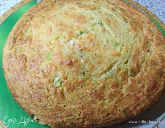 Переложите на тарелку, дайте запеканке остыть 10 минут. Нарежьте и подавайте к столу.