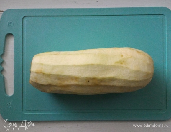 Баклажаны помойте и обсушите. Отрежьте кончики с обеих сторон и очистите баклажаны от кожуры.