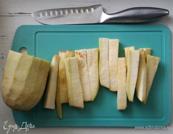 Нарежьте баклажаны крупными брусками.