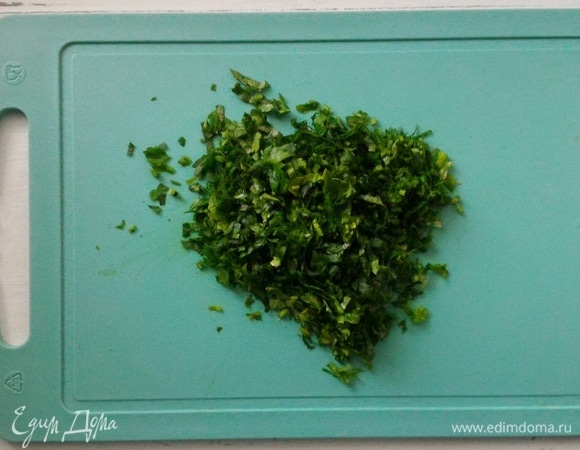 Петрушку вымойте, обсушите и мелко нарежьте.