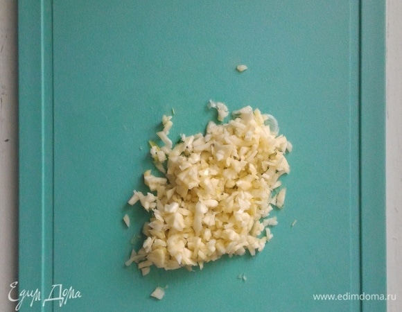Чеснок почистите, тоже мелко нарежьте.