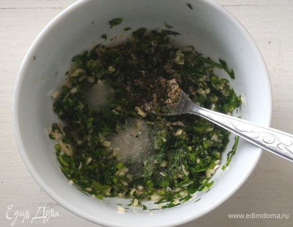 Соедините в миске измельченные петрушку и чеснок, добавьте соль, перец, уксус, растительное масло и все  перемешайте.