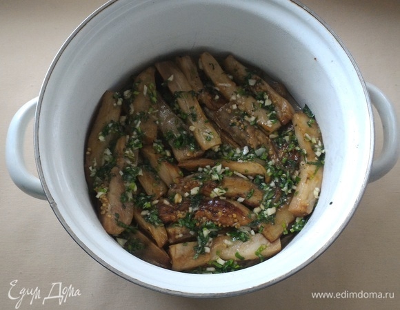 Продолжайте выкладывать баклажаны и пряную смесь слой за слоем, пока ингредиенты не закончатся. Накройте кастрюлю крышкой и поставьте емкость в холодильник на 2–3 часа.