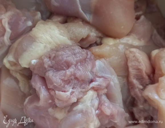 Филе куриных бедер вымойте и выложите в глубокую кастрюлю. Если вы приобрели бедра с костью, то желательно ее вырезать. Так мясо приготовится быстрее.