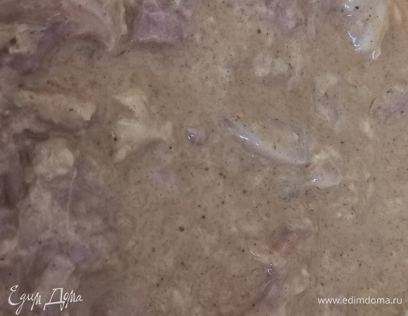 Затем перемешайте, закройте емкость крышкой и оставьте птицу мариноваться в холодильнике на 4–5 часов.