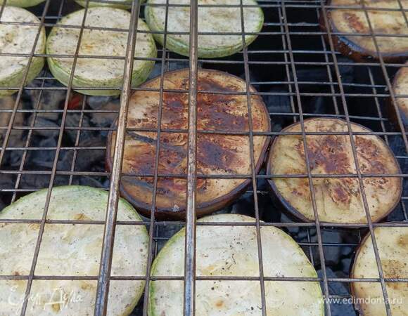 Пожарьте кабачок и баклажан на решетке — готовятся очень быстро.