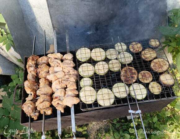 Затем на шампурах пожарьте куриные бедрышки до готовности.