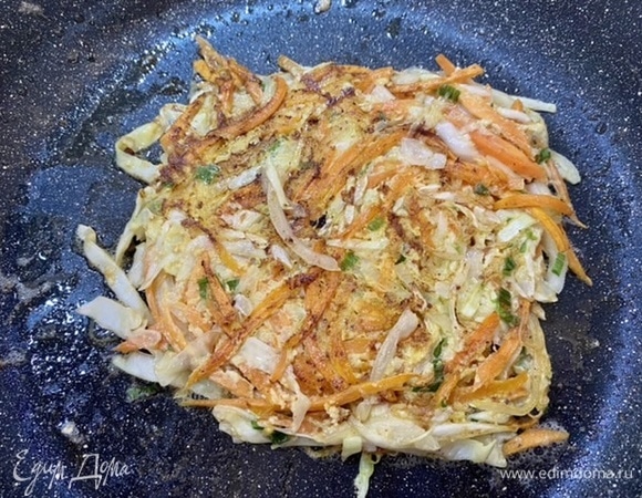 Хлеб посыпать сахаром, выложить омлет, сверху — ломтики ветчины и сыра, нанести майонез и кетчуп. Накрыть вторым ломтиком хлеба. Разрезать и подавать горячим.