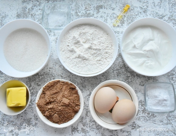 Для приготовления шоколадного теста подготовить продукты: муку, какао- порошок, сметану 20% жирности, сливочное масло, яйца, соль, сахар, разрыхлитель.